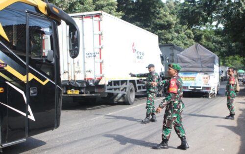 Dandim 0825/Banyuwangi Turun Langsung Urai Kemacetan di Jalur Strategis Ketapang di Banyuwangi