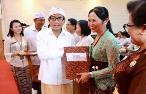 Sekda Denpasar Resmi Serahkan SK Pengangkatan 41 Kepala Sekolah