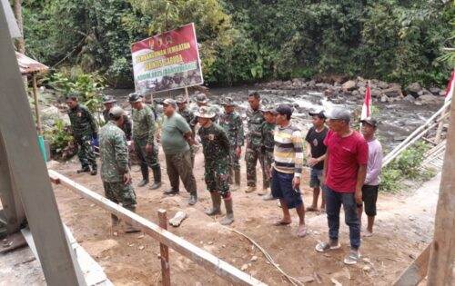 Danramil 0825/20 Pimpin Karya Bakti TNI, Pembangunan Jembatan Penghubung Dua Dusun di Songgon Dikebut