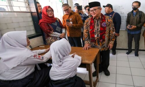 Hari Kedua, Mendikdasmen RI Tinjau Langsung Pelaksanaan TKA di Surabaya