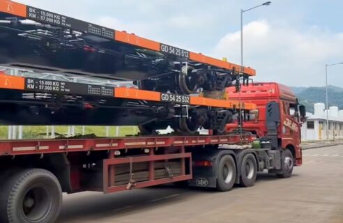 PT INKA Kirim 60 Gerbong Datar Produksi Banyuwangi untuk Operasional KAI di Palembang di Banyuwangi