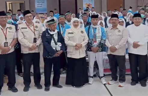 Gubernur Khofifah Lepas Kloter Pertama Haji Embarkasi Surabaya, 380 Jemaah Berangkat ke Madinah