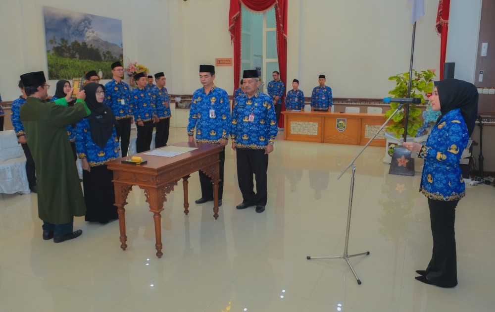 Wakil Bupati (Wabup) Boyolali, Dwi Fajar Nirwana hadir dan secara langsung melantik serta mengambil sumpah 13 ASN, di Ruang Merbabu Kantor Bupati Boyolali, Jumat (22/05/2026).