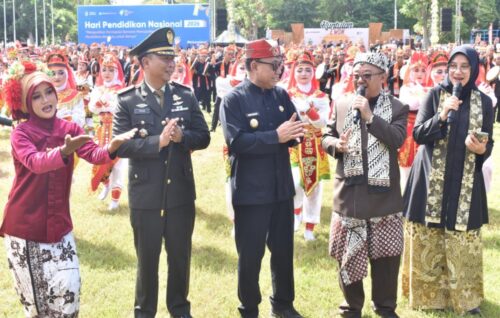 Dandim 0825/Banyuwangi Hadiri Upacara Hardiknas yang Dipimpin Mendikdasmen di Taman Blambangan di Banyuwangi