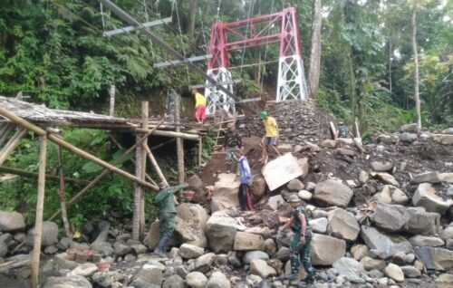 Koramil 0825/14 Kabat Kebut Karya Bakti Pembangunan Jembatan Garuda di Songgon