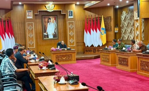 Gubernur Koster Serap Aspirasi Pelaku Usaha Taksi, Dorong Percepatan Elektrifikasi Transportasi di Bali