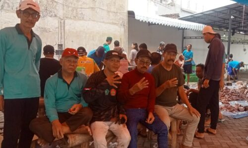 H. Warlheiyono Dampingi Kades Terpilih H. Santriyo dalam Pembagian Daging Kurban di Desa Rangkah Kidul