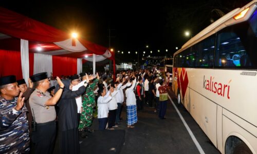 Bupati Ipuk Lepas 1.312 Jamaah Asal Banyuwangi ke Tanah Suci di Banyuwangi