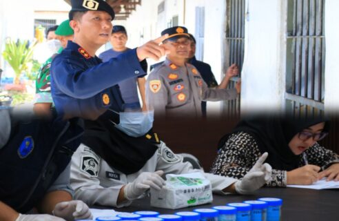 Wujudkan Lapas Bersih dari Halinar, Lapas Banyuwangi Gandeng TNI-Polri dan BNNK Gelar Razia dan Tes Urin Massal di