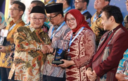 Lewat Deretan Program Inovatif, Bupati Ipuk Dianugerahi Dua Penghargaan Pendidikan oleh Mendikdasmen di Banyuwangi