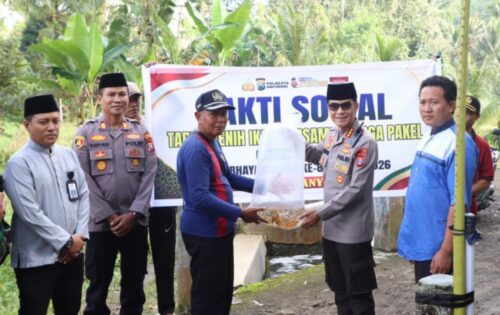 Sambut Hari Bhayangkara ke-80, Polresta Banyuwangi Tebar Ribuan Benih Ikan di Desa Pakel di Banyuwangi