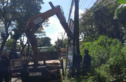 DPUCKPP Banyuwangi Tertibkan Tiang Provider Tak Berizin, Puluhan Tiang Dicabut Bertahap di Banyuwangi
