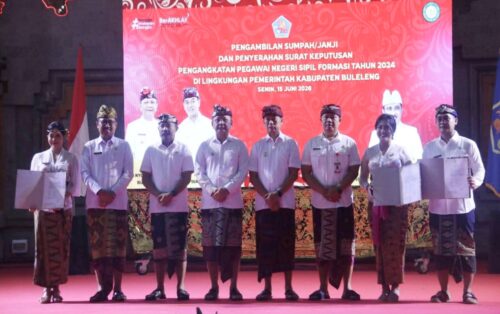 Serahkan SK Pengangkatan kepada 123 PNS, Bupati Sutjidra: ASN Harus BerAKHLAK dan Utamakan Pelayanan