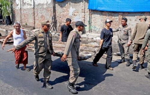 Satpol PP Surabaya Tertibkan PKL Gembong Tebasan, Kembalikan Fungsi Saluran Air dan Bahu Jalan