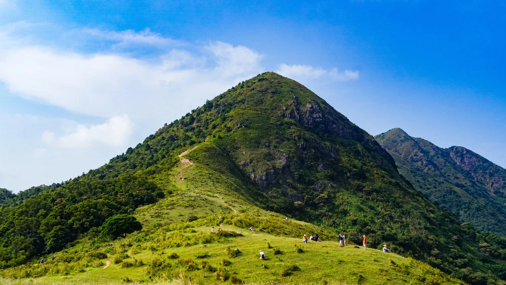 Gunung vs Bukit: Bukan Sekadar Tinggi, Ini Perbedaan Esensialnya