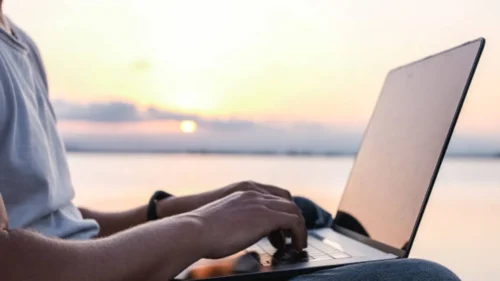 Masyarakat Indonesia Habiskan Empat hingga Enam Jam Ber-Internet: Risiko Keamanan Siber Mengintai