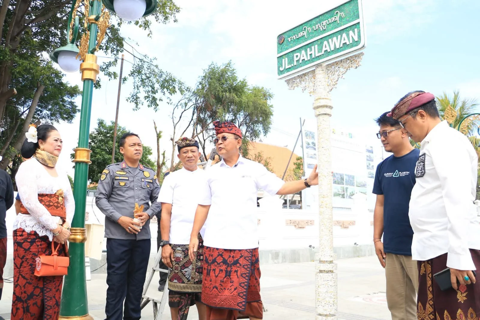 Sampah Plastik Jadi Plang Jalan, Wajah Baru Kota Singaraja