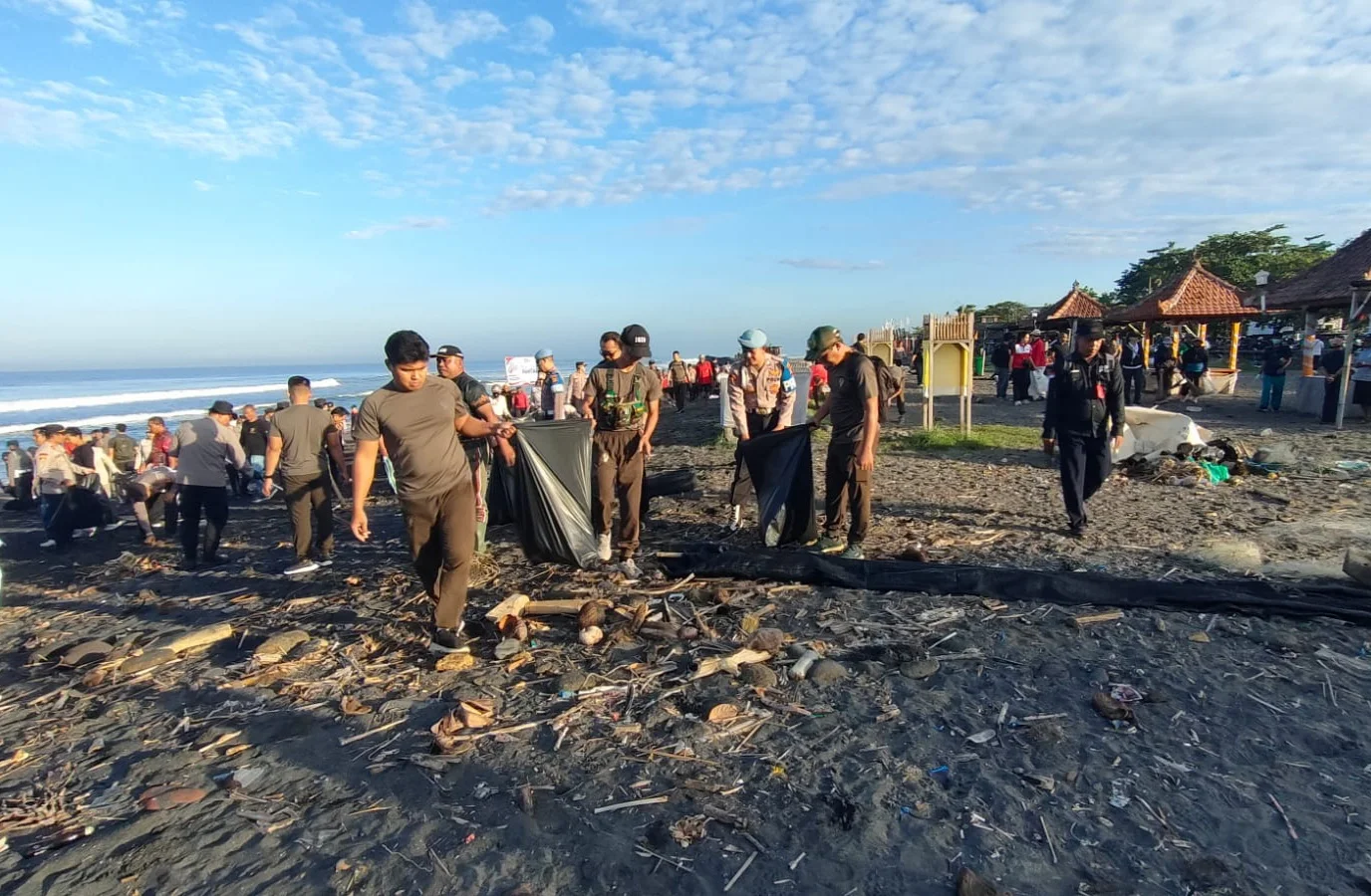 Sinergi TNI-Polri Jaga Kelestarian Pesisir: Bakti Sosial Bersih Pantai Yeh Gangga
