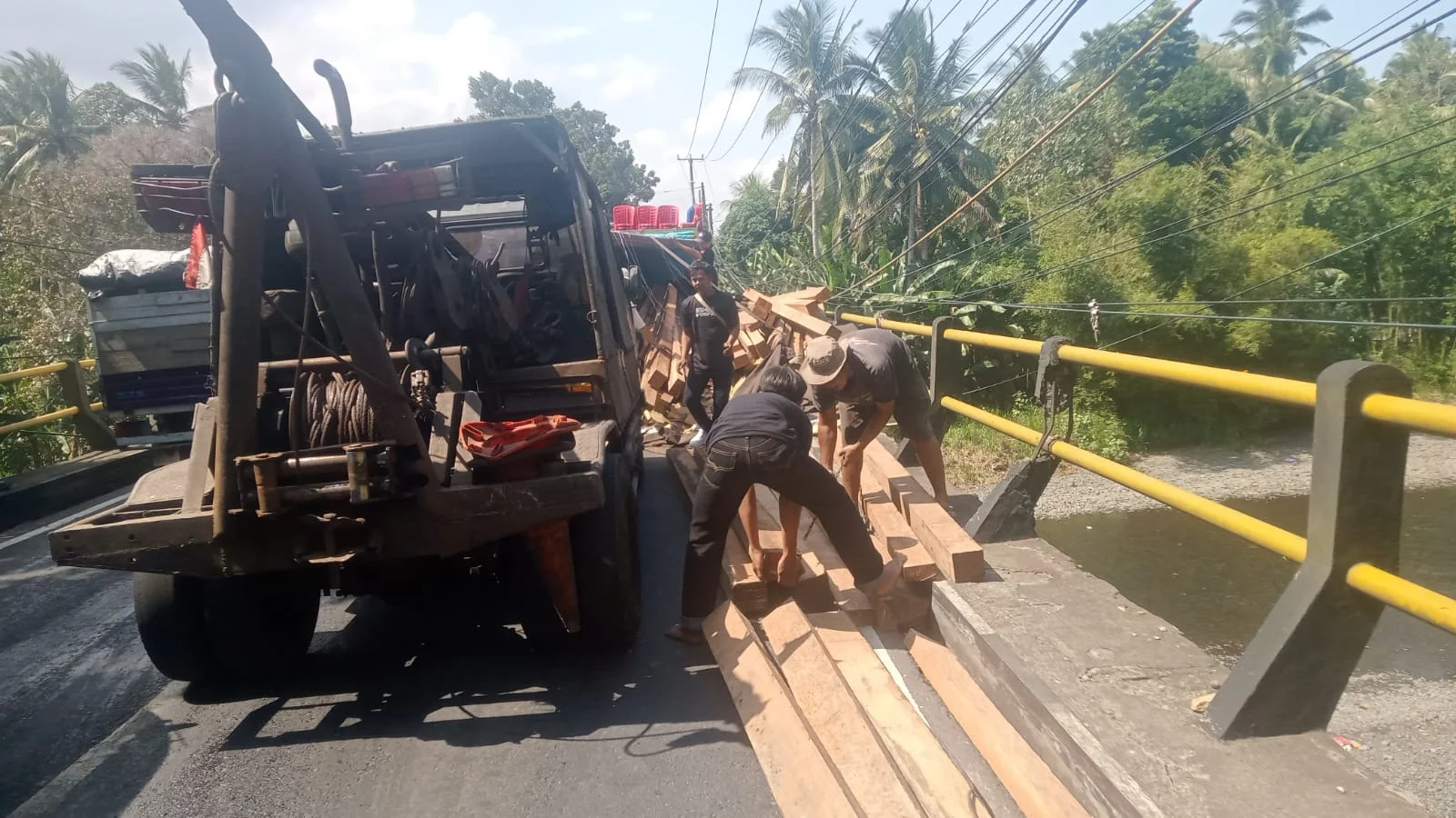 Truk Bermuatan Kayu dan Keramik Terguling di Yeh Sumbul, Arus Lalu Lintas Bali-Jawa Tersendat