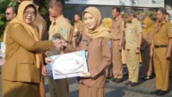 Kepala Diskominfo Jatim, Sherlita Ratna Dewi Agustin memberikan penghargaan saat apel pagi yang digelar di halaman Kantor Diskominfo Jatim, Surabaya, Senin (20/7/2026).
