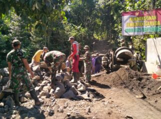 Koramil Songgon Bersama Warga Kebut Pembangunan Jembatan Garuda, Perkuat Akses Masyarakat Gumukcandi di Banyuwangi