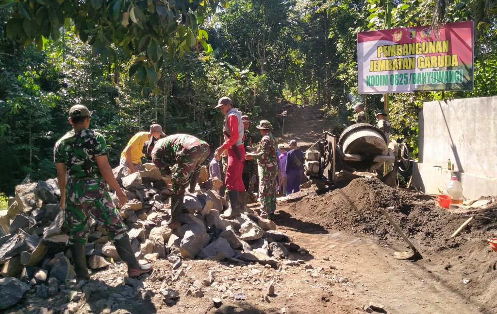 Koramil Songgon Bersama Warga Kebut Pembangunan Jembatan Garuda, Perkuat Akses Masyarakat Gumukcandi di Banyuwangi