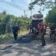 Babinsa Kedunggebang Dampingi Gotong Royong Perbaikan Jalan Desa, Perkuat Sinergi TNI dan Warga di Banyuwangi