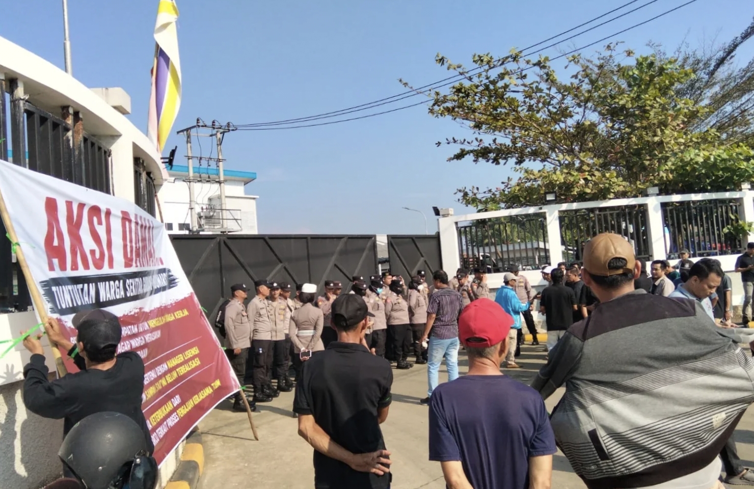 Sejumlah Warga Betungan Aksi Demo Indomarco Tuntut Kesempatan Kelola TKBM