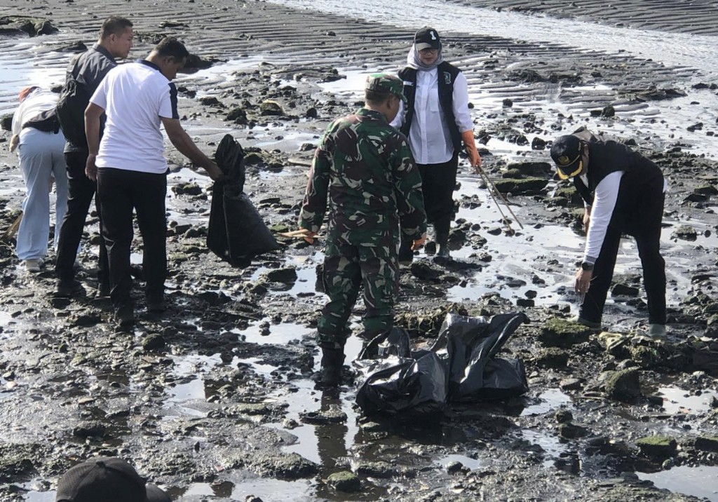 Ribuan Peserta Ikuti Aksi Bersih Pantai, Banyuwangi Terpilih Jadi Percontohan Gerakan Indonesia ASRI di Banyuwangi