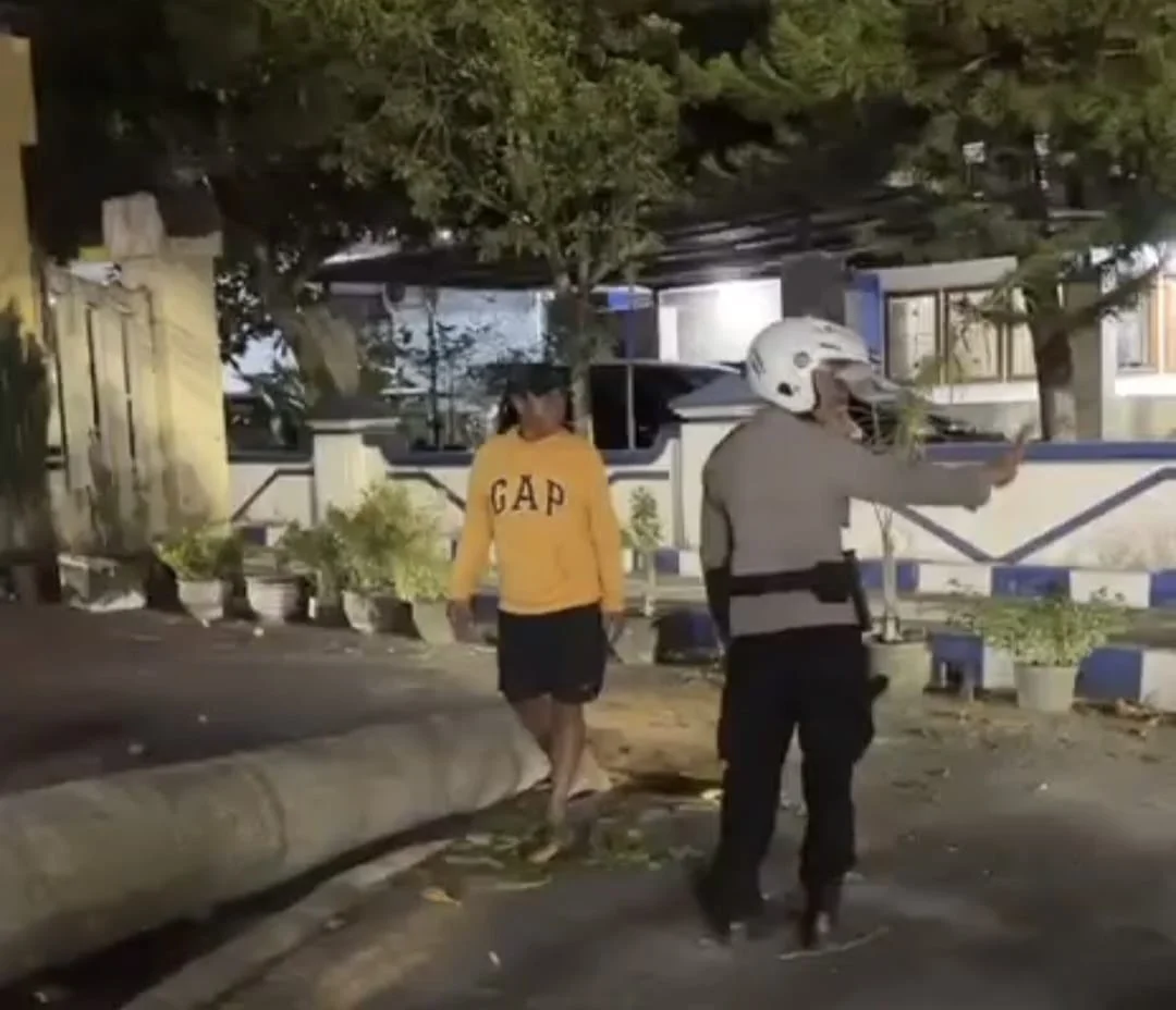 Angin Kencang Tumbangkan Pohon Palem di Kawasan Pemkab Sampang