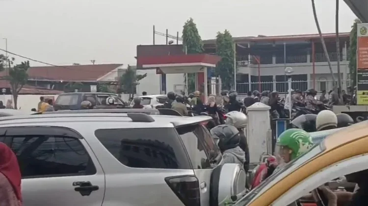 Antrean SPBU Mengular, Bupati Markus Minta Warga Hentikan Panic Buying