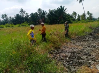 Babinsa dan Warga Sisir Rawan Karhutla, Tegaskan Larangan Bakar Lahan