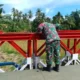 Babinsa Patroli Jembatan Babah Krueng, Pastikan Aktivitas Warga Tetap Lancar