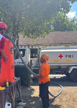 BPBD Salurkan Air Bersih untuk Warga Kalisat dan Pakusari