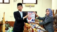 Bupati Aceh Barat Serahkan Raqan Pertanggungjawaban APBK 2025 ke DPRK