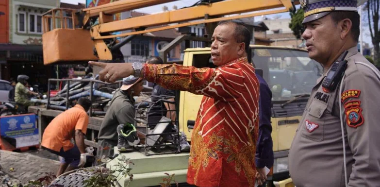 Bupati Karo Tinjau Lokasi Kecelakaan Tugu Perjuangan Berastagi
