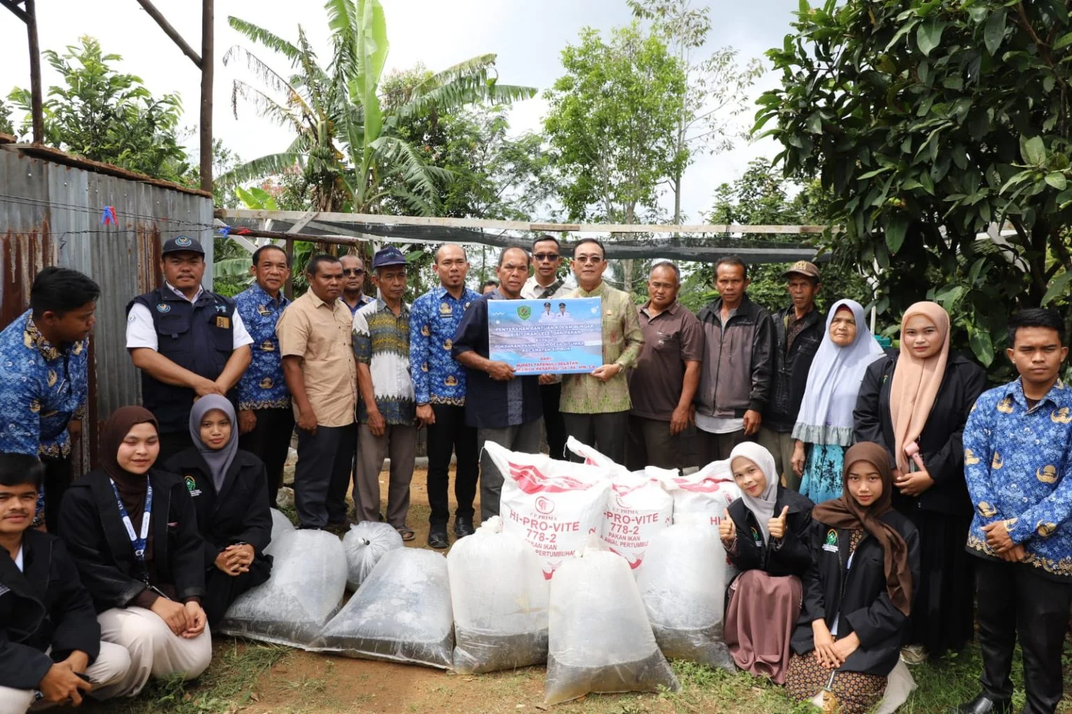 Bupati Tapsel Salurkan Bantuan untuk Budidaya Ikan Lele
