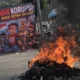 Demo AMI di Kejati Jatim Diwarnai Bakar Ban, Massa Tuntut Penahanan Febrie Adriansyah