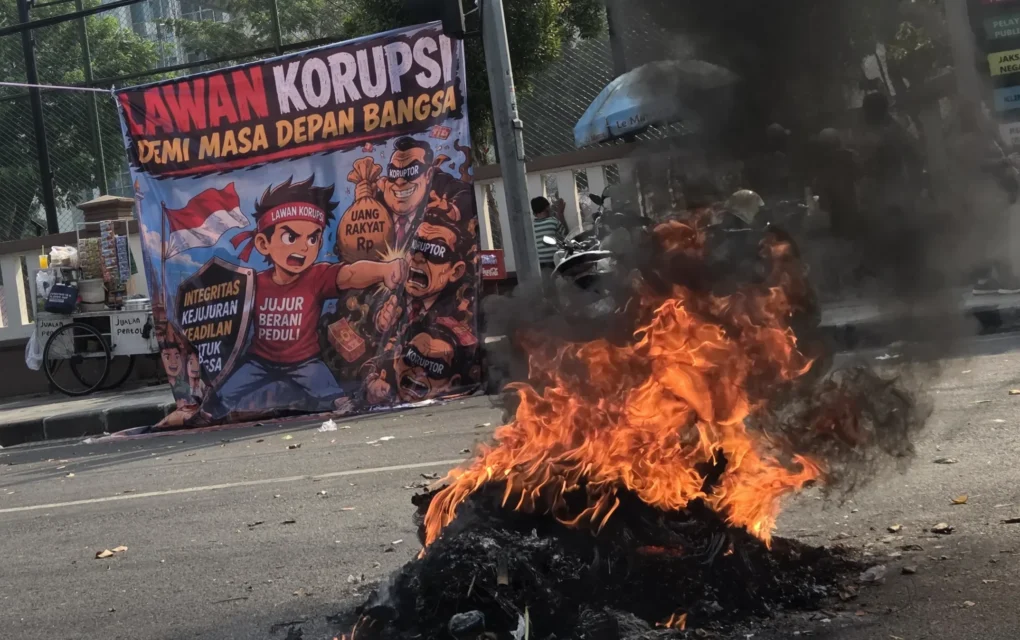 Demo AMI di Kejati Jatim Diwarnai Bakar Ban, Massa Tuntut Penahanan Febrie Adriansyah