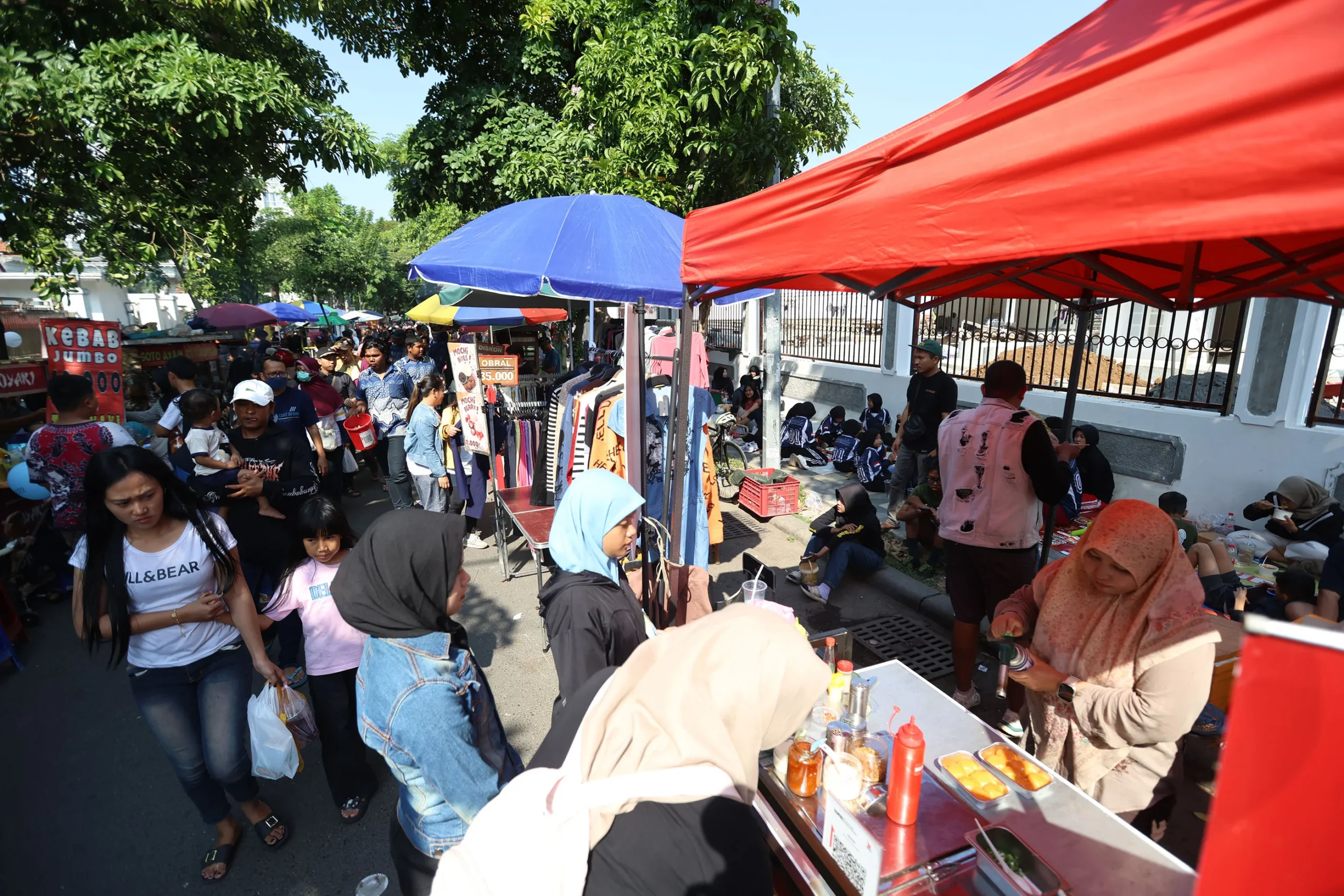 Eri Cahyadi Pastikan PKL CFD Taman Bungkul Berjualan Gratis