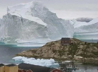 Fenomena Langka, Gunung Es Raksasa di Greenland Terbalik