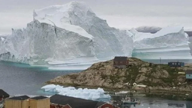 Fenomena Langka, Gunung Es Raksasa di Greenland Terbalik
