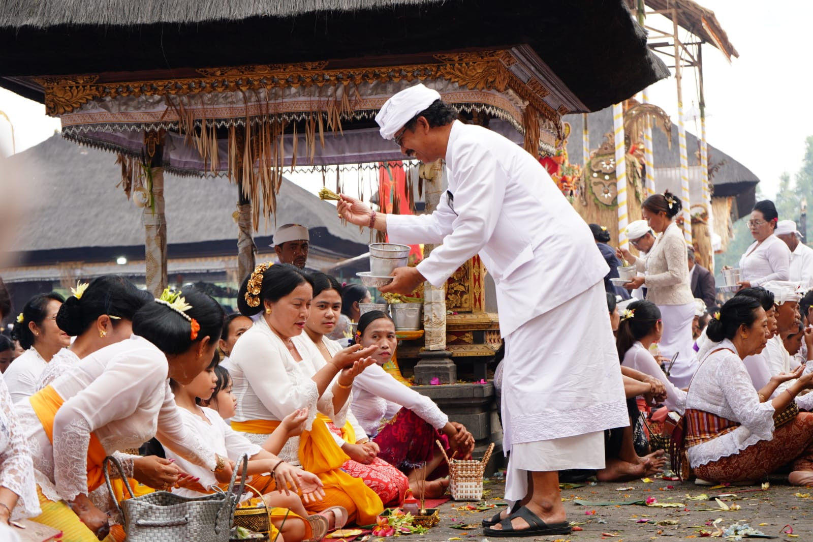 Hapus Gengsi Ritual, Umat Hindu Bali Jangan Tertekan Standar Sosial Banten