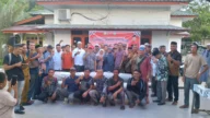 Hendri Muliana Salurkan Ribuan Meter Karpet Sajadah untuk 29 Masjid di Simeulue