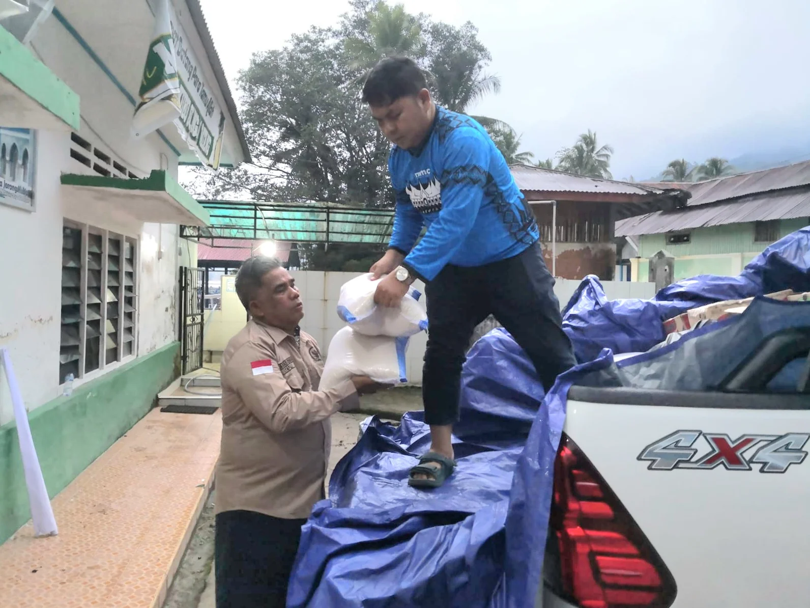 Irman Gusman Tunjukkan Kepedulian Nyata untuk Korban Banjir Agam