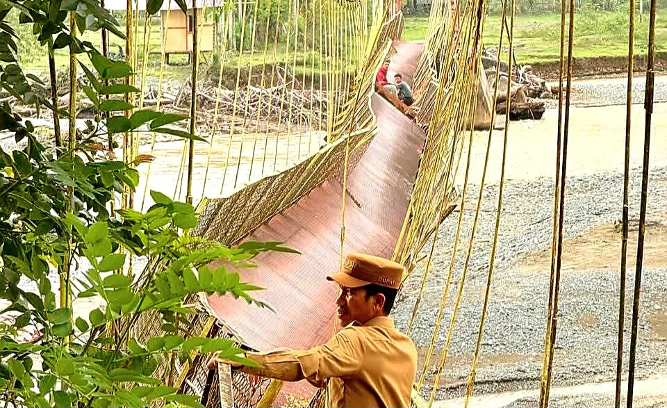 Jembatan Mulai Dibangun, Bupati Tarmizi Pastikan Akses Pendidikan Kembali Pulih