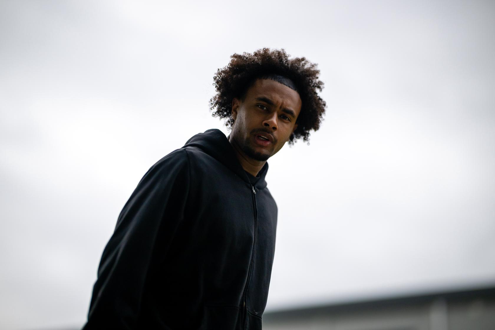 Juventus Tumbalkan Douglas Luiz demi Boyong Joshua Zirkzee dari Manchester United