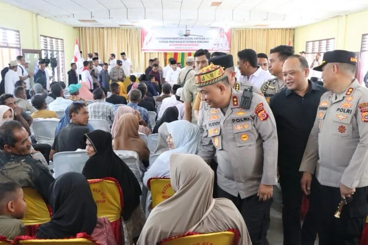 Kapolda Aceh Serahkan 1.000 Paket Sembako untuk Warga Terdampak Bencana di Bireuen