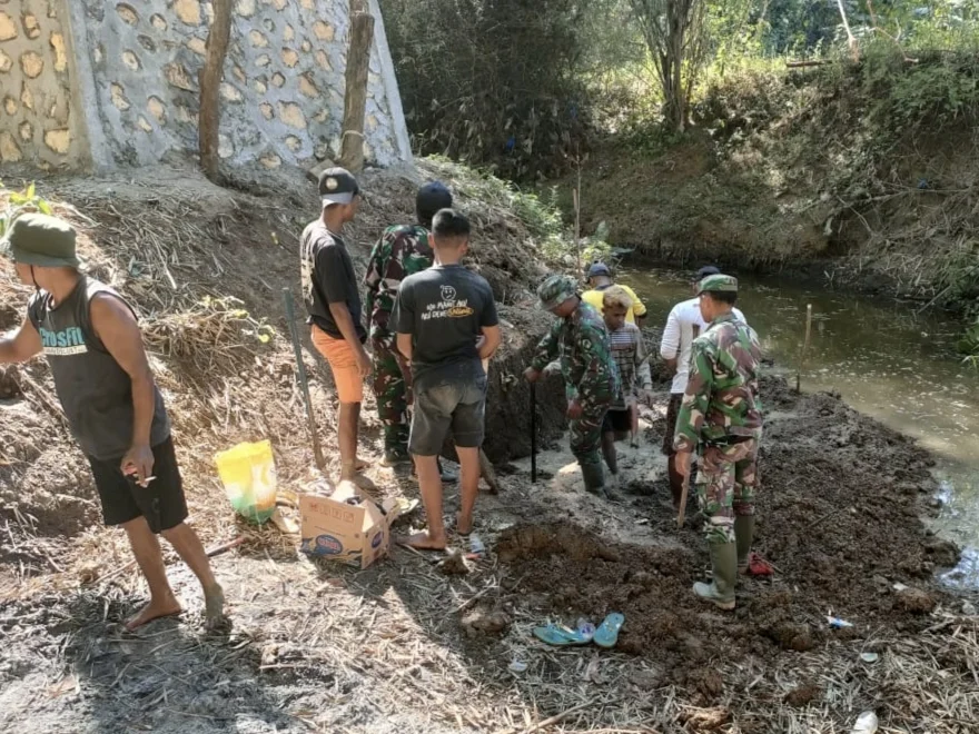 Karya Bhakti Kodim Sampang, Babinsa dan Warga Uruk Pondasi Jembatan Kedungdung