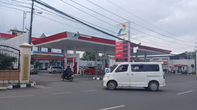 Kenaikan Harga Pertamax Dorong Pengendara Beralih Pilih Pertalite di Palembang